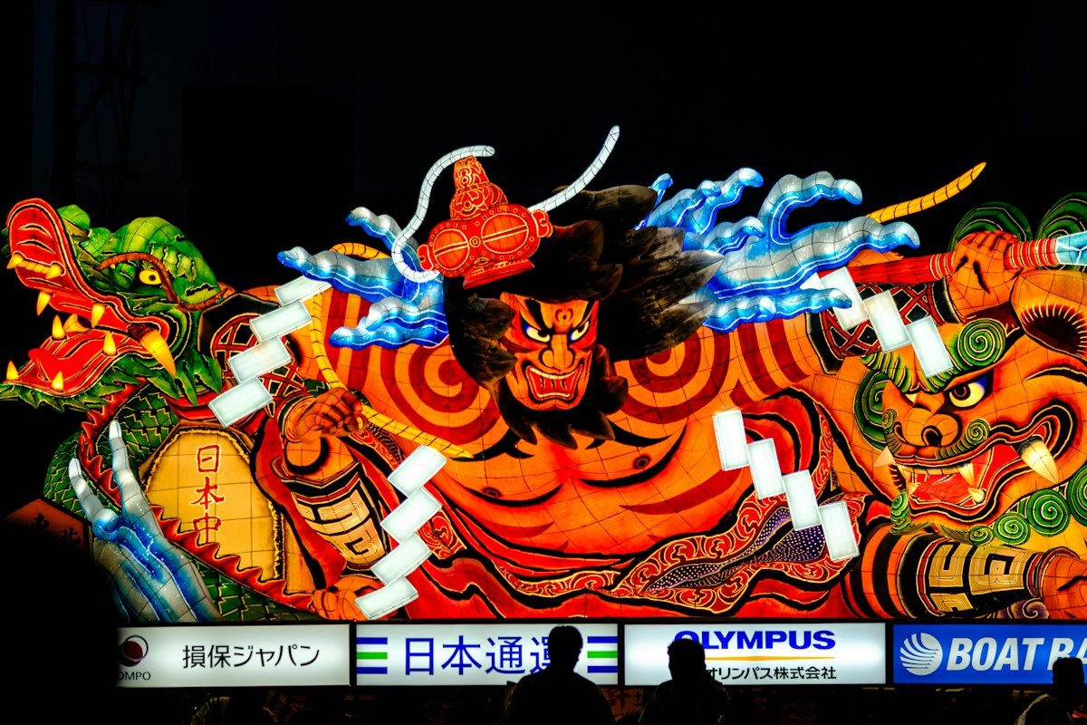 Aomori Nebuta Festivali'nde dev ışıklı figürler