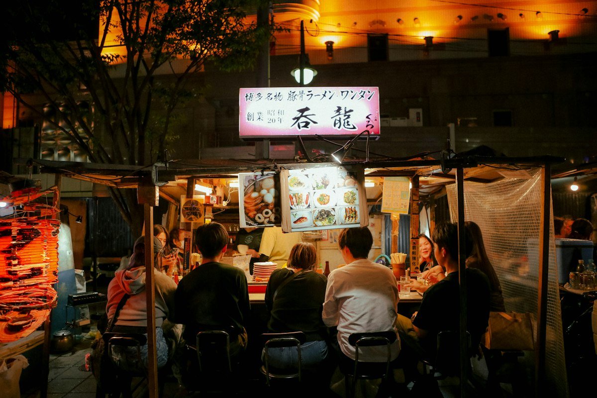 Fukuoka'da sokak yemeği tezgahı (yatai)