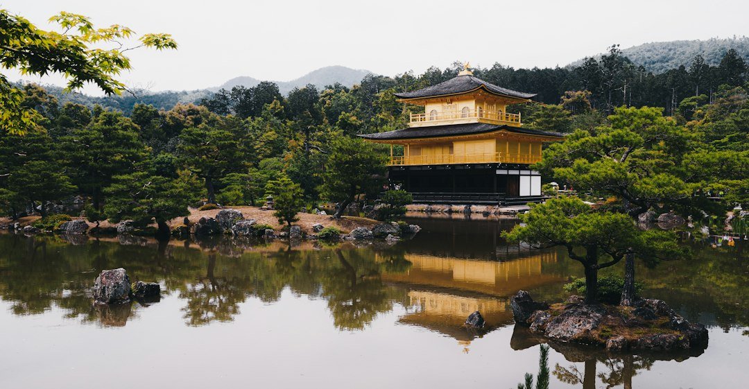 Kinkaku-ji Altın Pavyon göldeki yansımasıyla