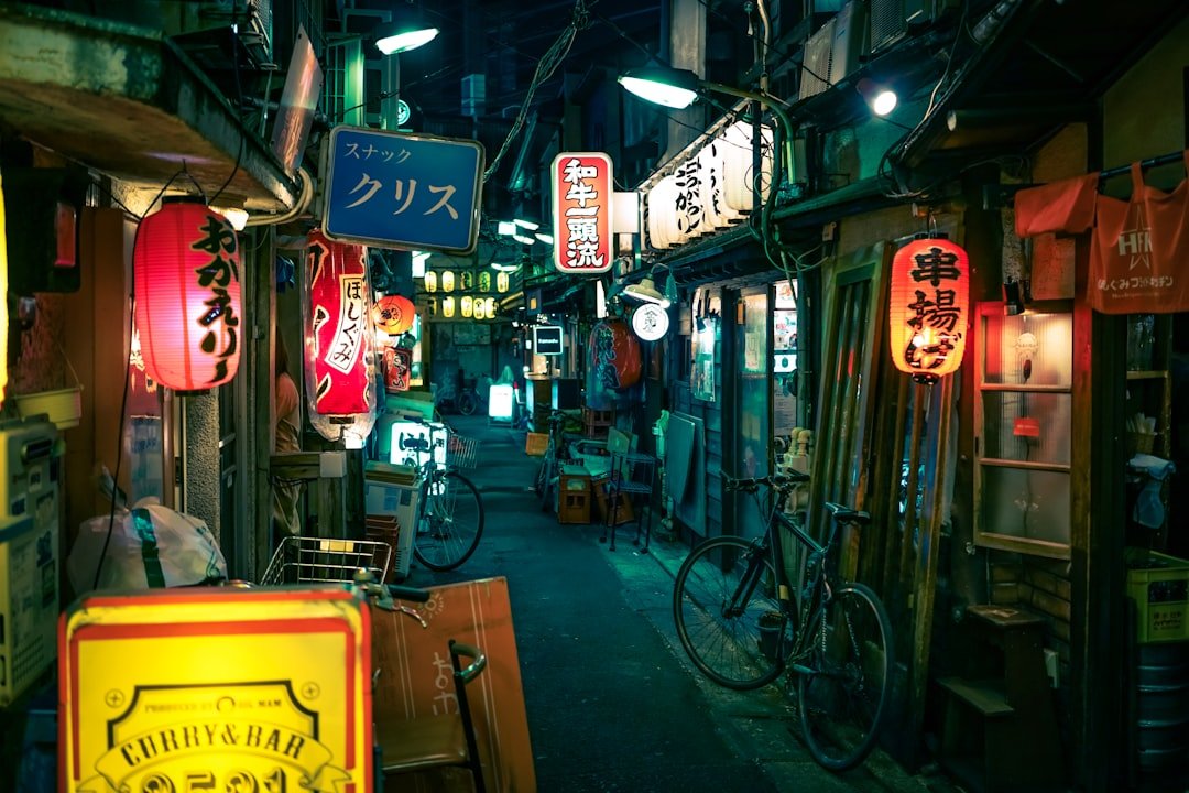 Tokyo Sangenjaya'da gece küçük izakaya barları