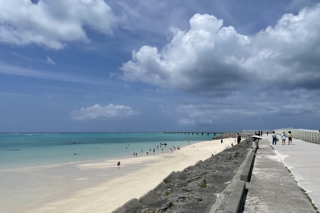 Okinawa turkuaz denizi ve kumsal