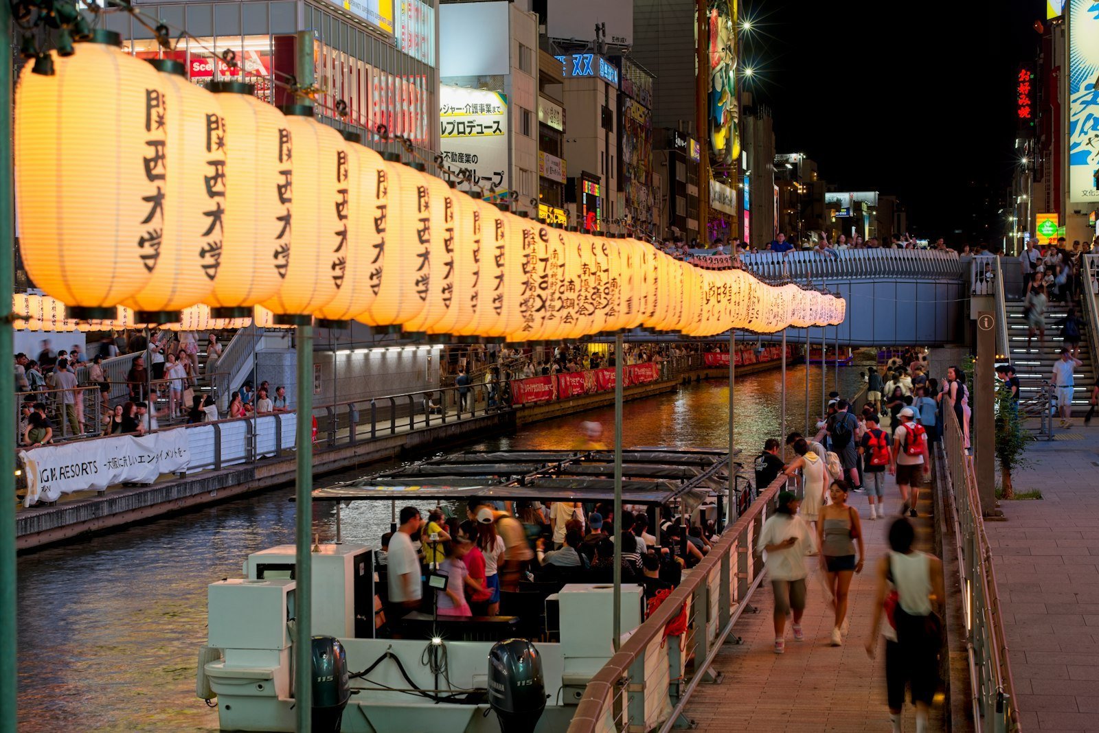 Osaka Dotonbori kanalı boyunca gece ışıkları