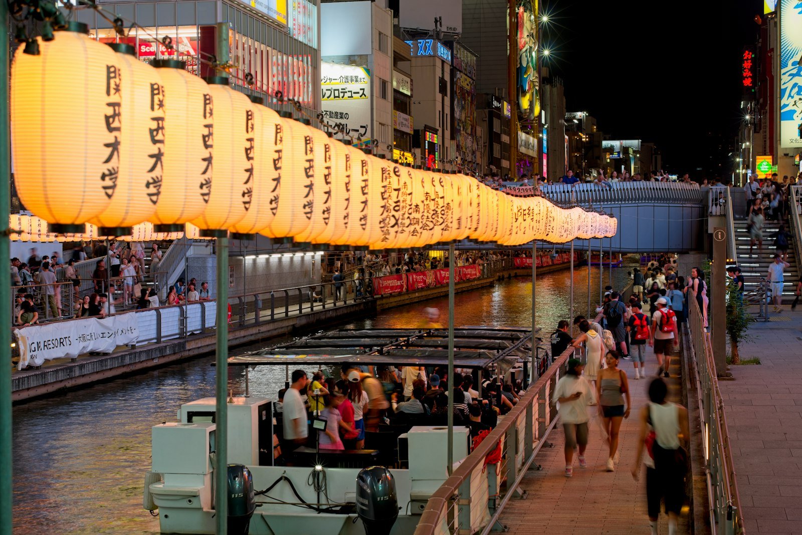 Dotonbori kanalı boyunca neon tabelalar ve fenerler, gece