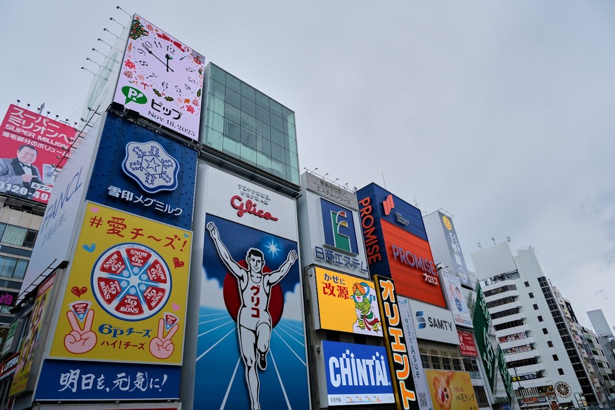 Dotonbori'nin ünlü Glico adam tabelası ve neon reklamlar