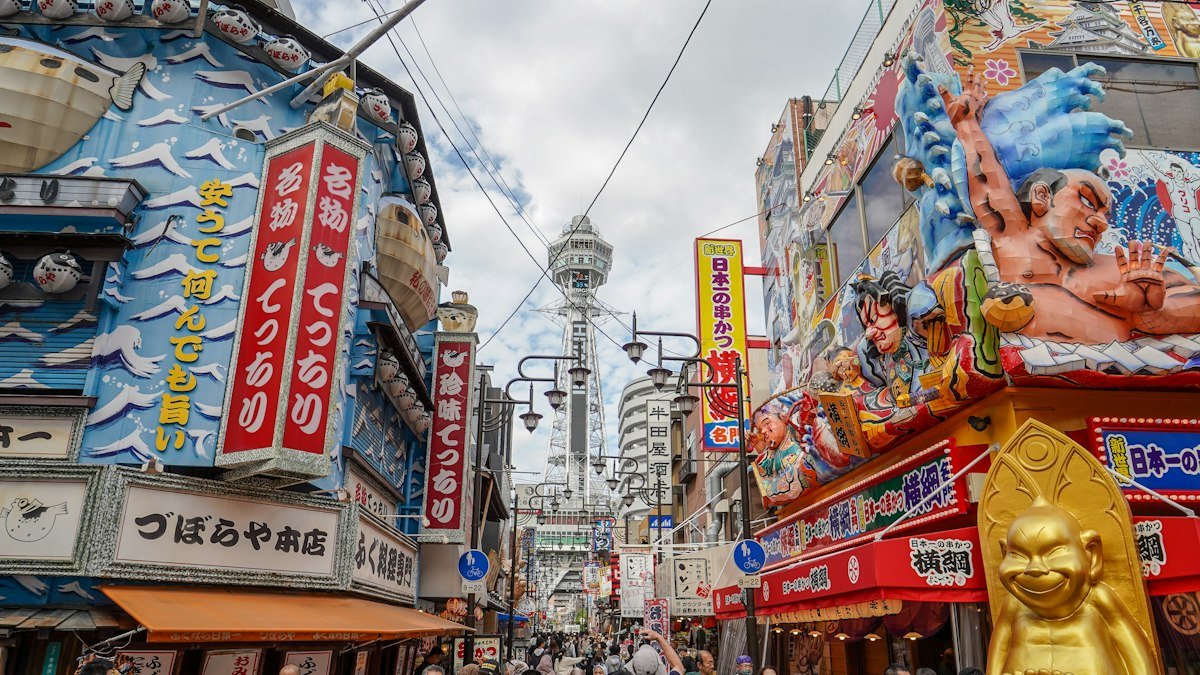 Tsutenkaku Kulesi ve Shinsekai mahallesinin retro sokakları