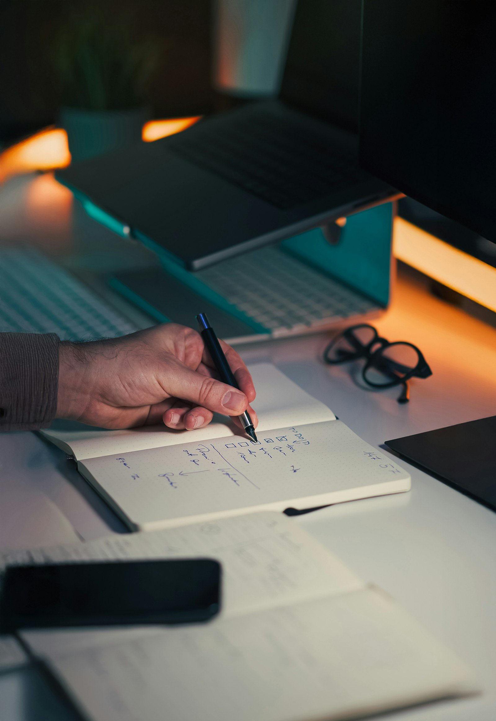 Defter, kalem ve kontrol listesi düzenlenmiş çalışma masası