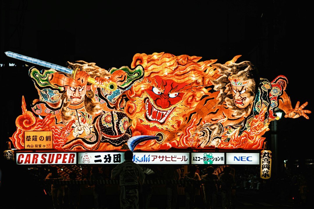Nebuta Festivali’nde geceleri sokaklarda dolaştırılan dev, ışıklı bir figür