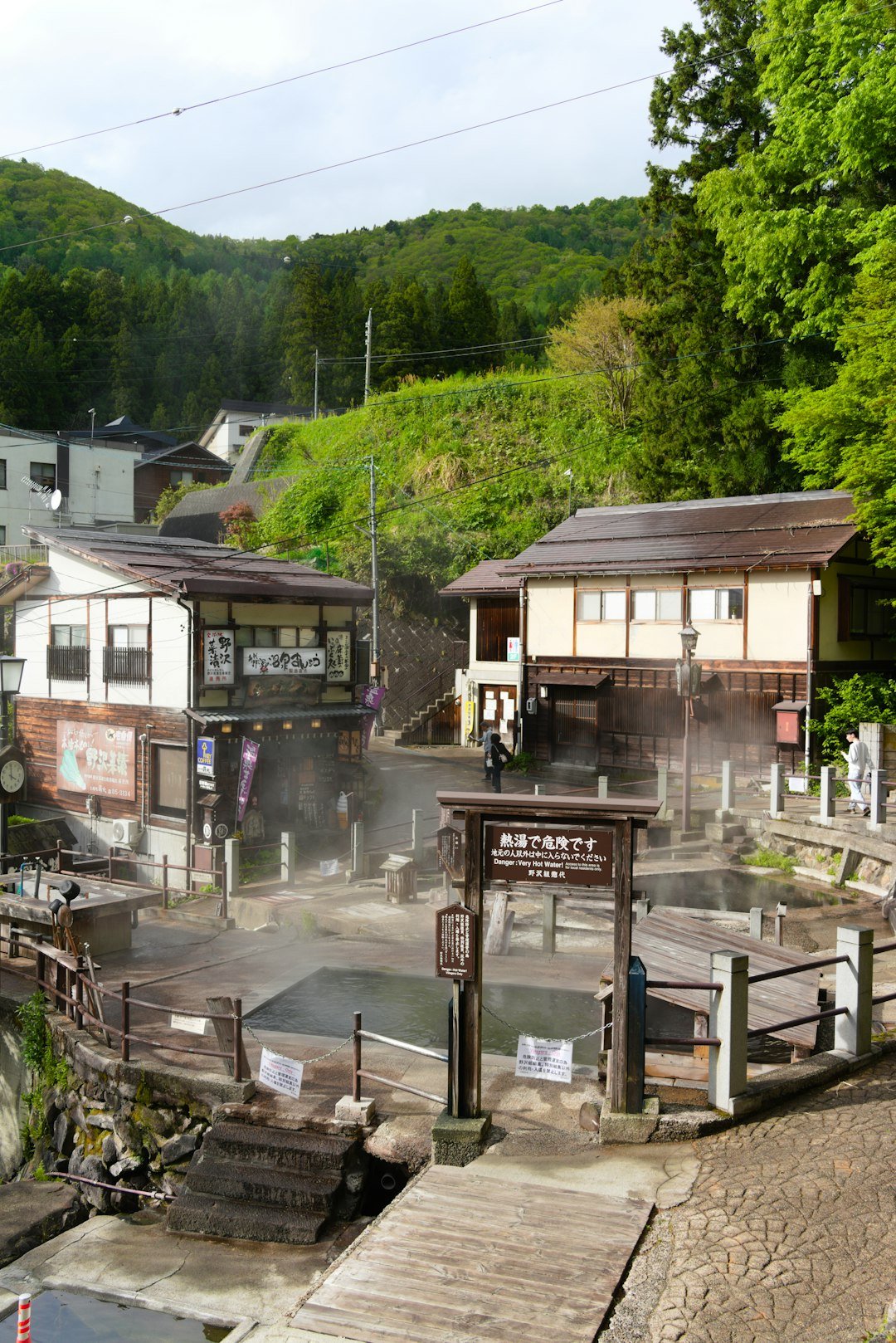 Nozawa Onsen'de köylülerin sebze haşladığı Ogama kaynağı ve ahşap evler, Nagano
