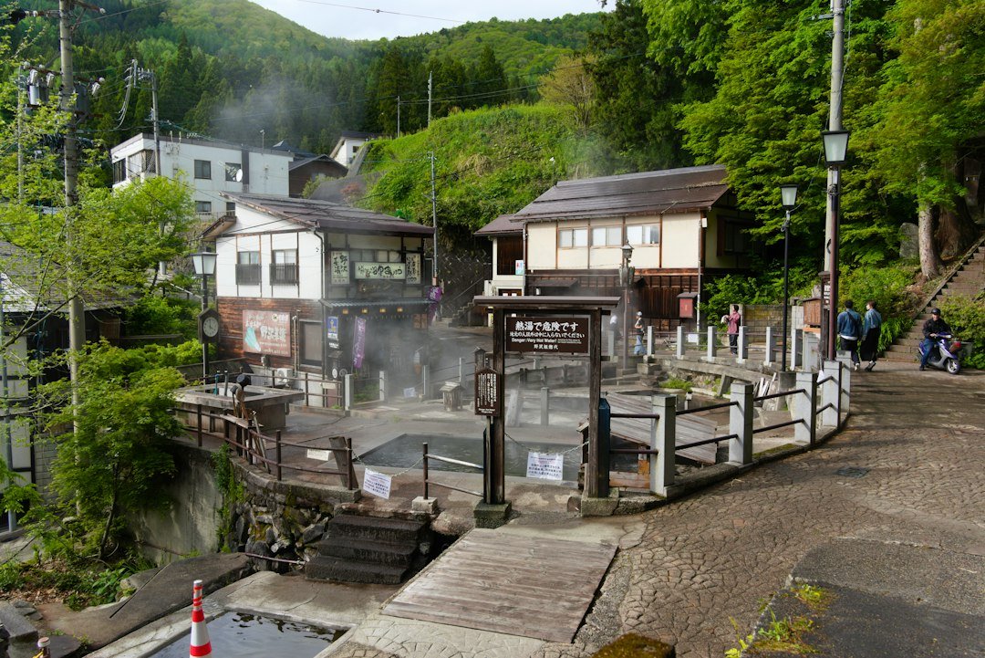 Buharı yükselen geleneksel Japon kaplıca kasabası