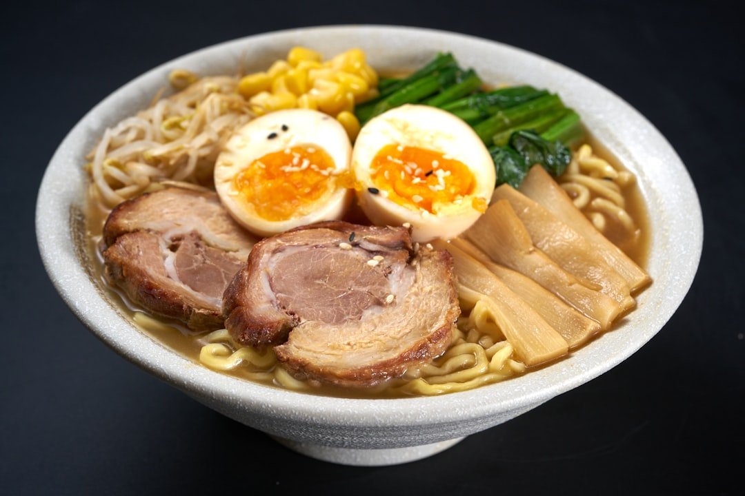 Etli, yumurtalı Hakata tarzı tonkotsu ramen kasesi