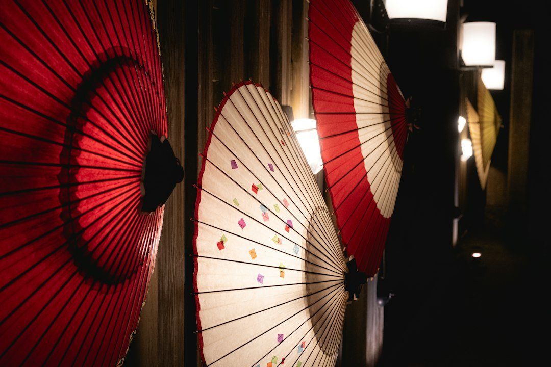 Gece ışıklandırılmış kırmızı-beyaz Japon kağıt şemsiyeleri (wagasa), Gifu