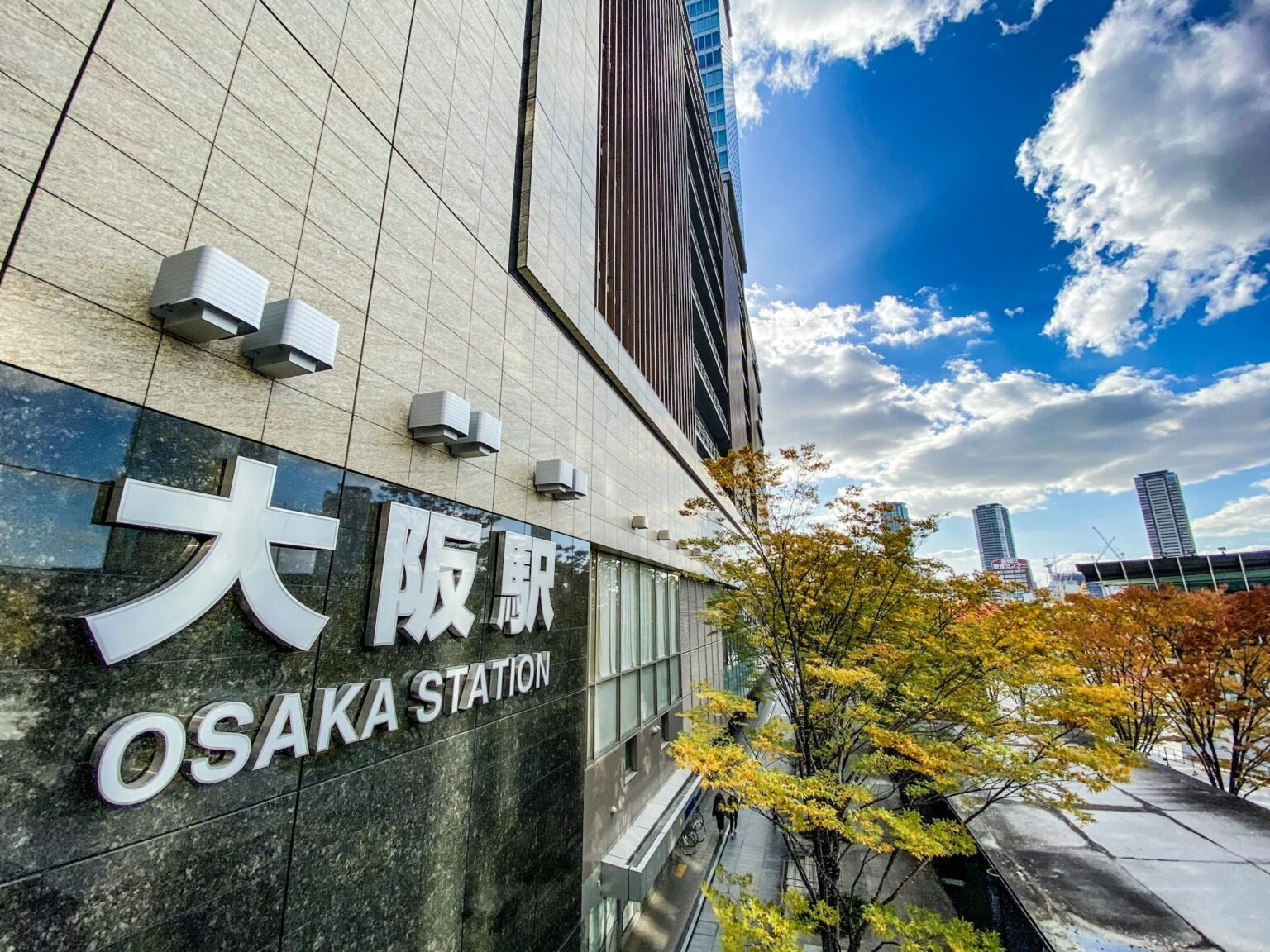 Osaka İstasyonu'nun cephesindeki tabela