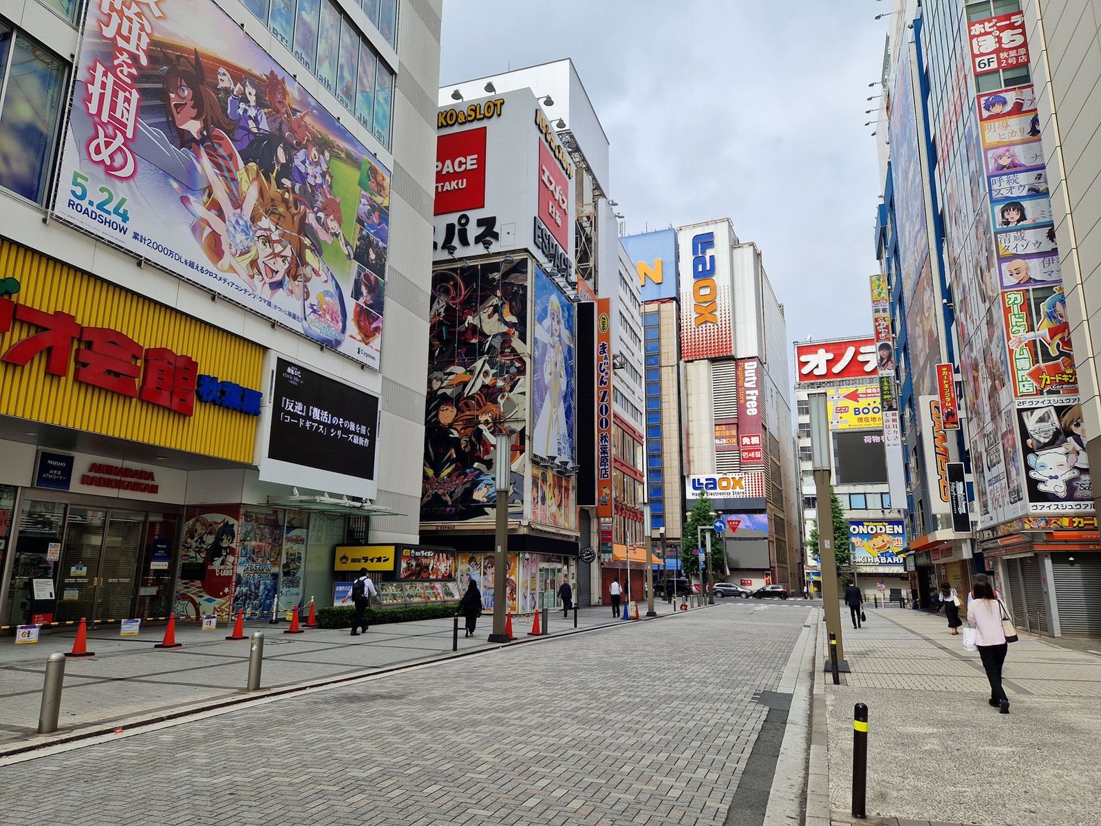 Anime ve pop kültürün merkezi Akihabara'da renkli tabelalar