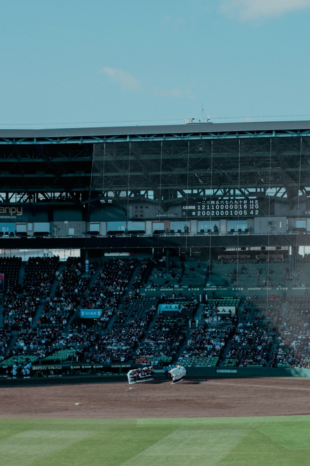 Japon beyzbol stadyumunda tribünleri dolduran taraftarlar