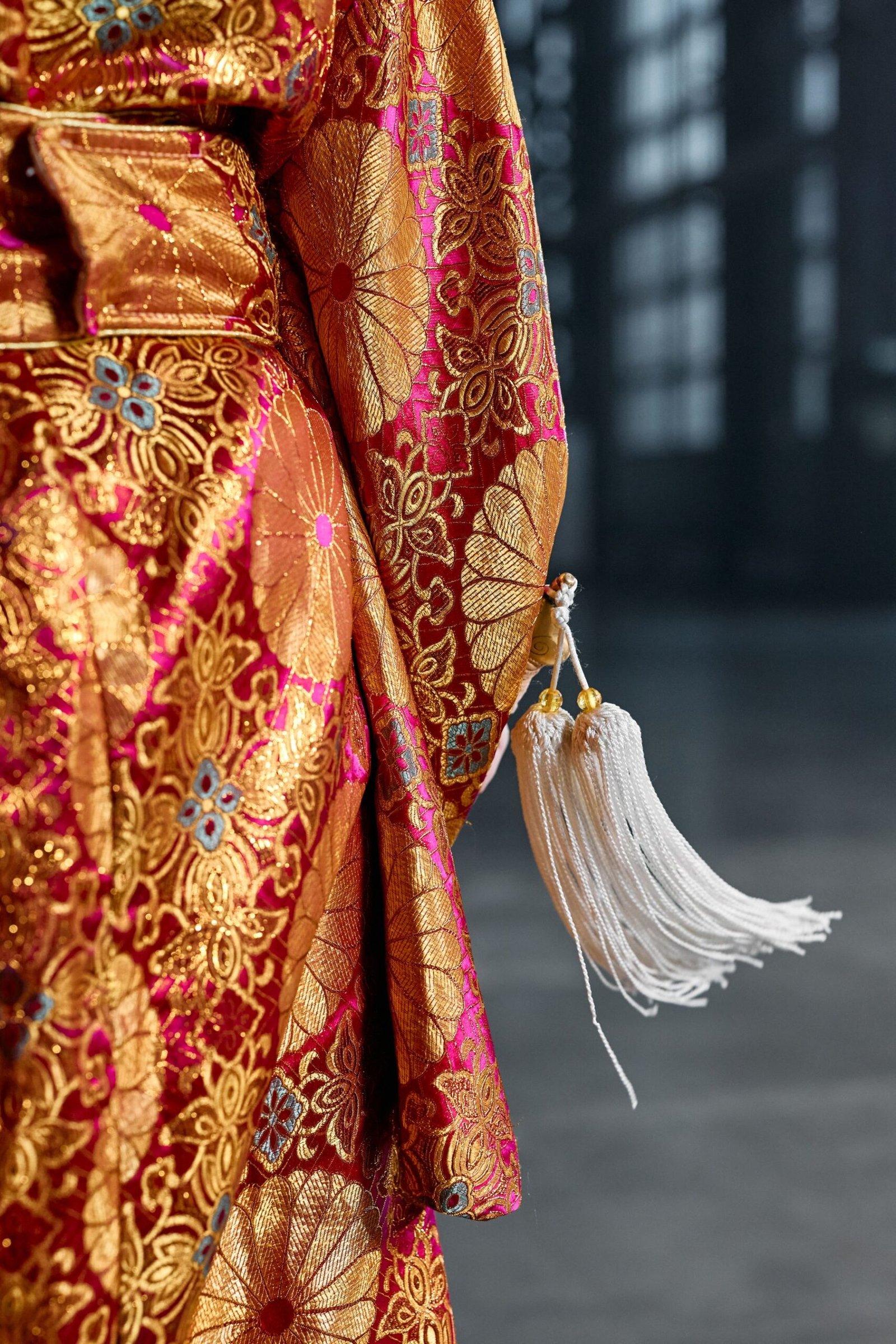 Hinamatsuri gibi geleneksel Japon bayramlarının süsleri: işlemeli kimono tekstili