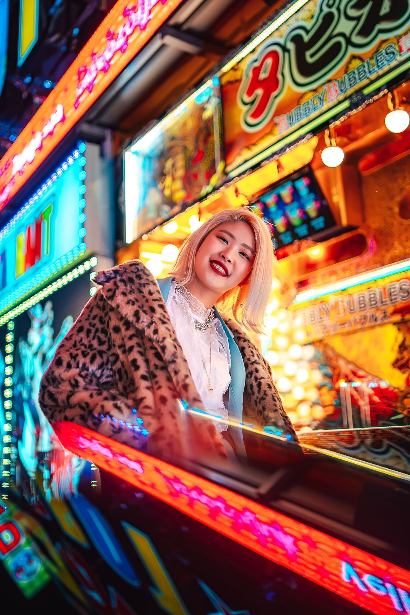 Harajuku sokak modasını yansıtan neon şehir portresi