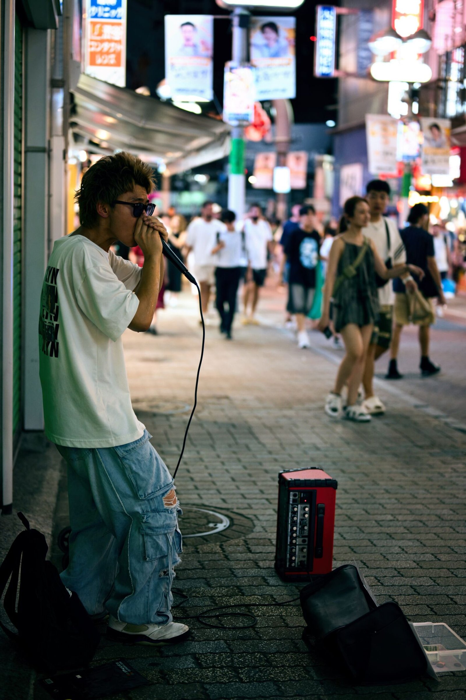 Tokyo Shibuya'da gece sokak müziği performansı