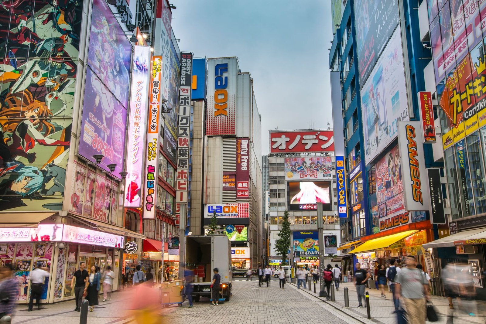 Japon pop kültürü: Akihabara'da neon tabelalar ve yayalar