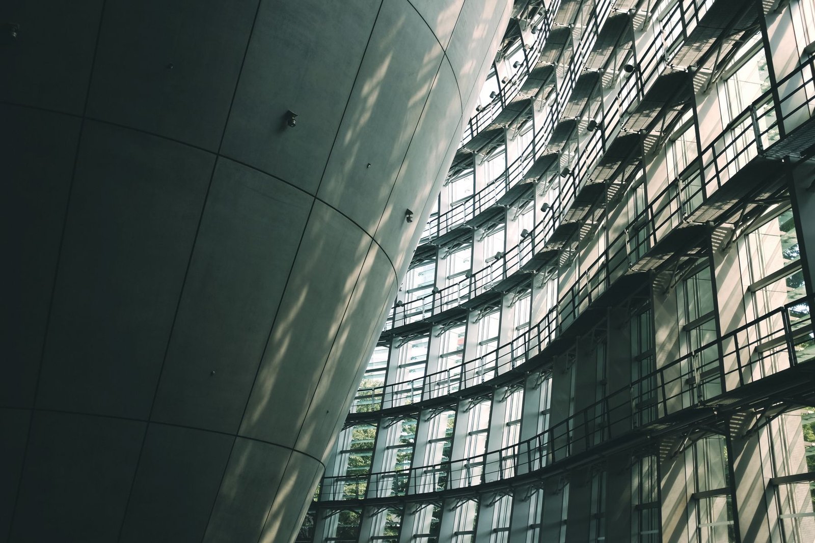Tokyo'da çağdaş sanat müzesinin cam ve beton mimarisi