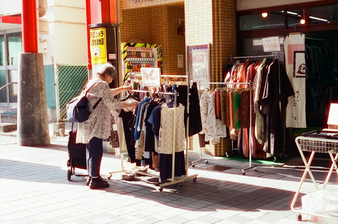 Japonya'da vintage/ikinci el giyim mağazası önünde alışverişçi