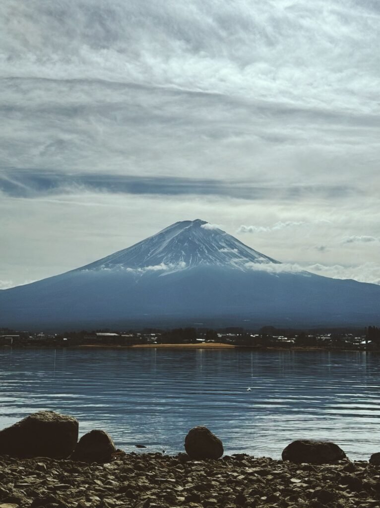 Sakin göle yansıyan Fuji Dağı manzarası