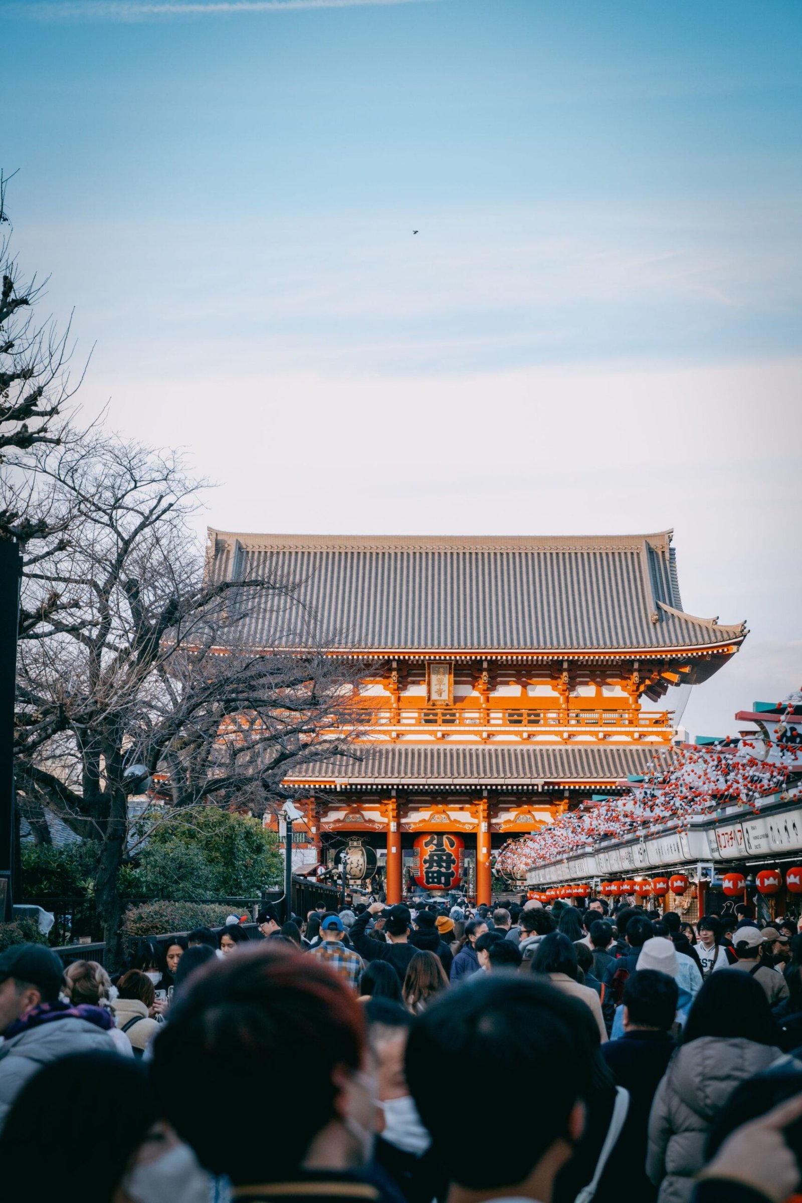 Tokyo Asakusa'da geleneksel tapınak ve şehir yaşamı