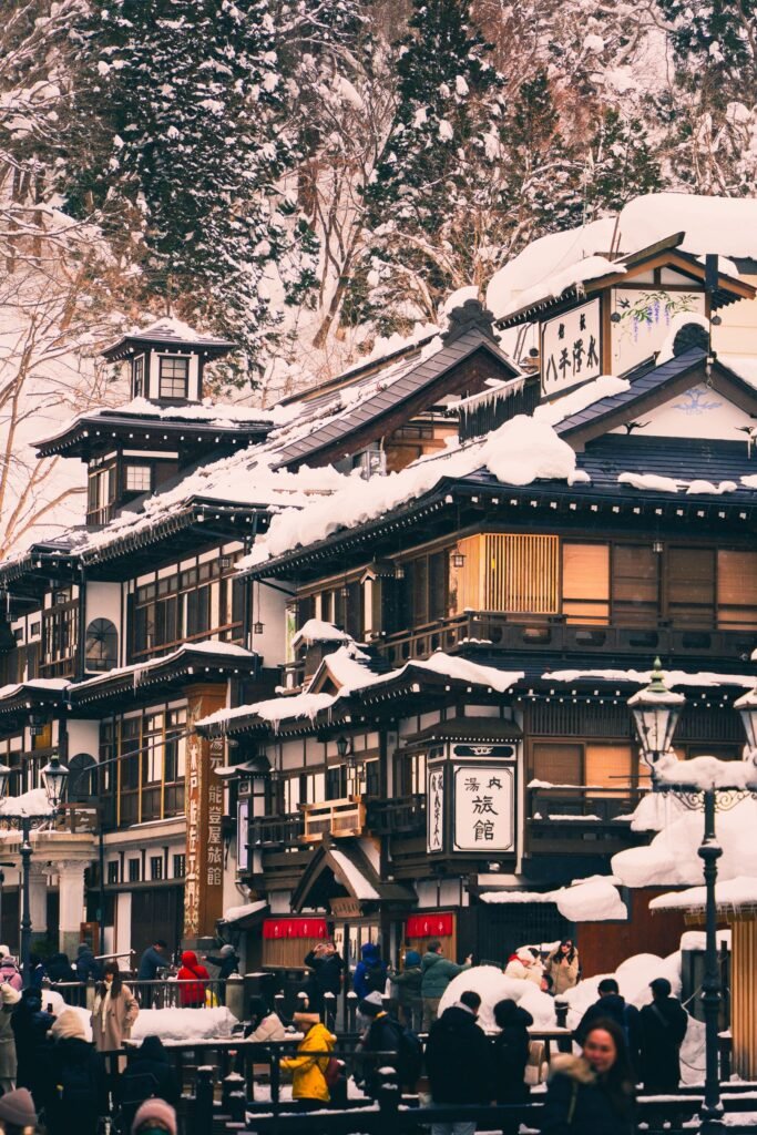 Kışın karlarla çevrili Ginzan Onsen kasabası