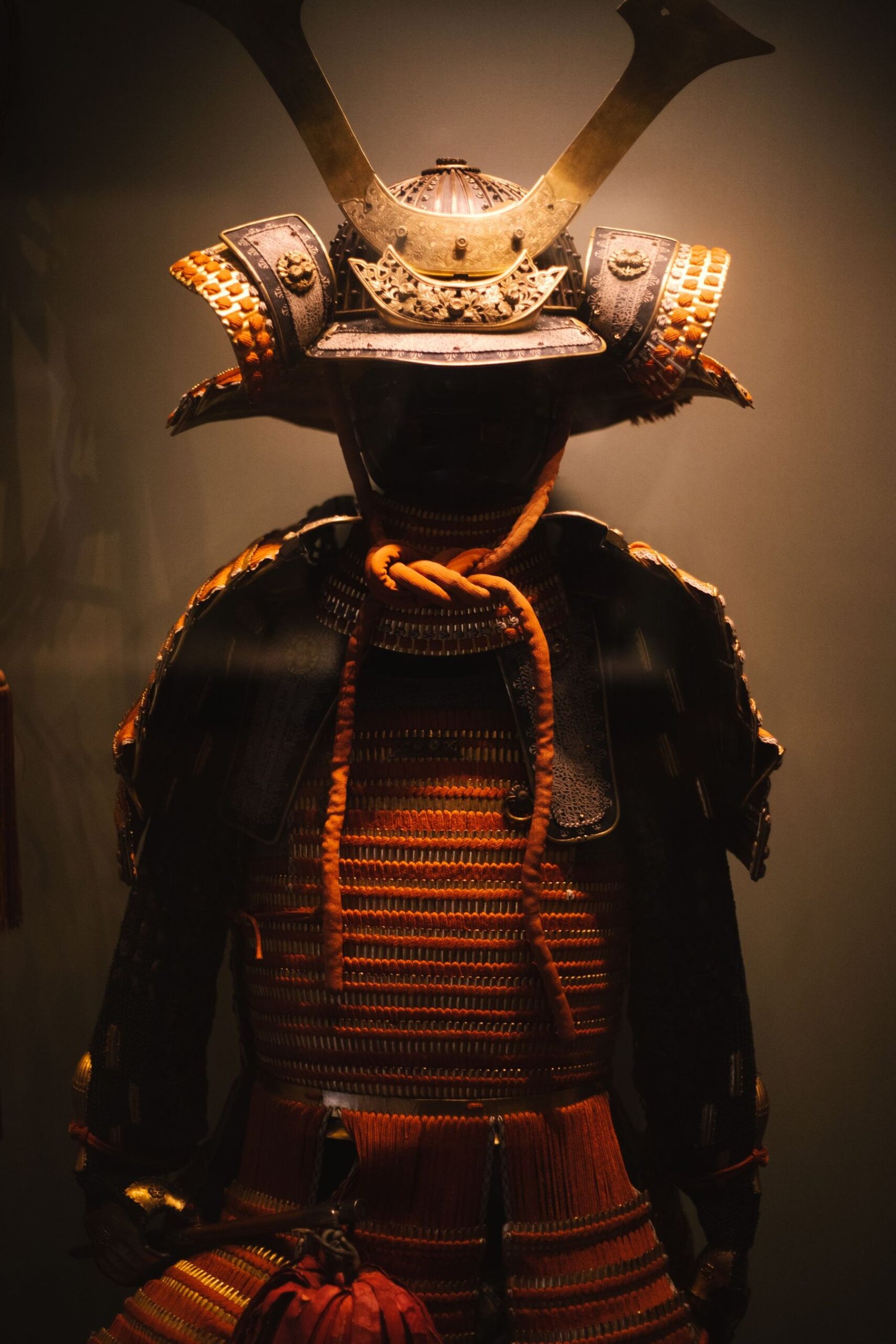 Müzede sergilenen işlemeli tarihî samurai zırhı
