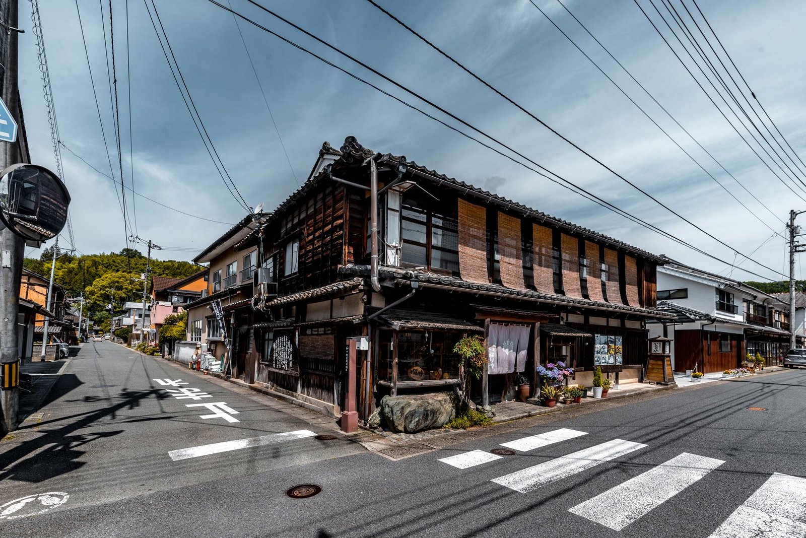 Ahşap evlerle korunmuş tarihî Japon sokağı