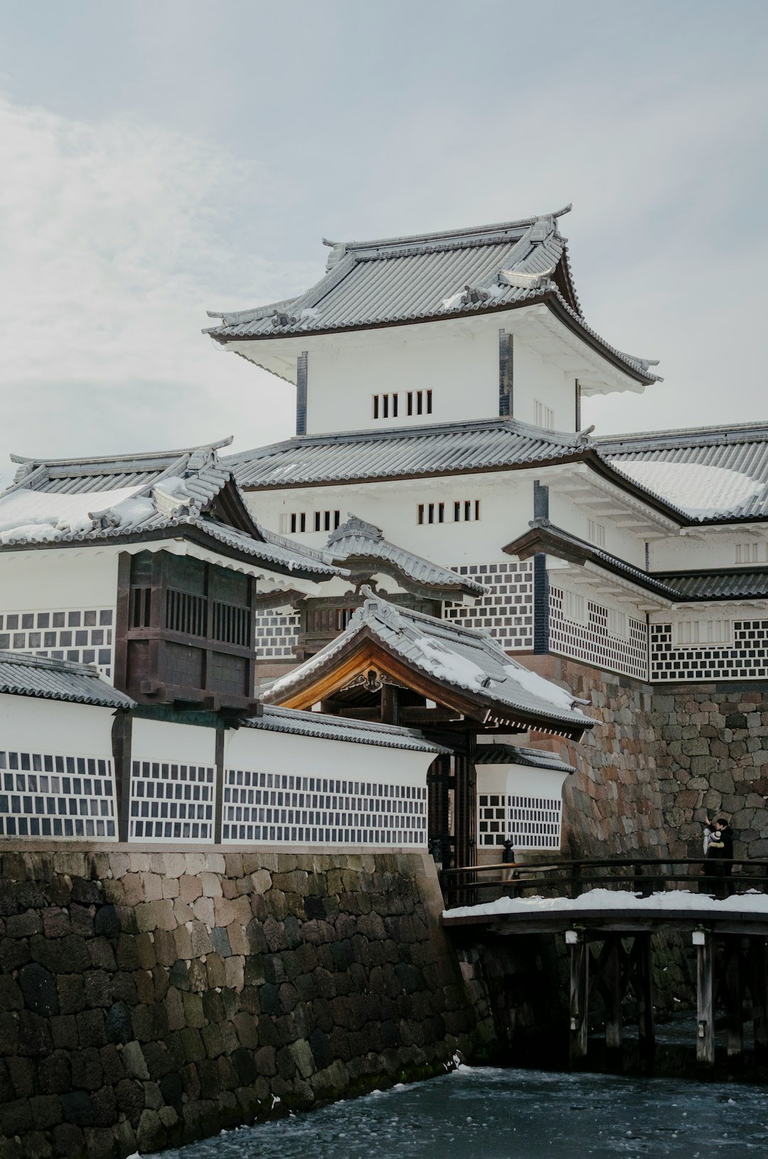 Kanazawa Kalesi'nin beyaz duvarları ve kulesi