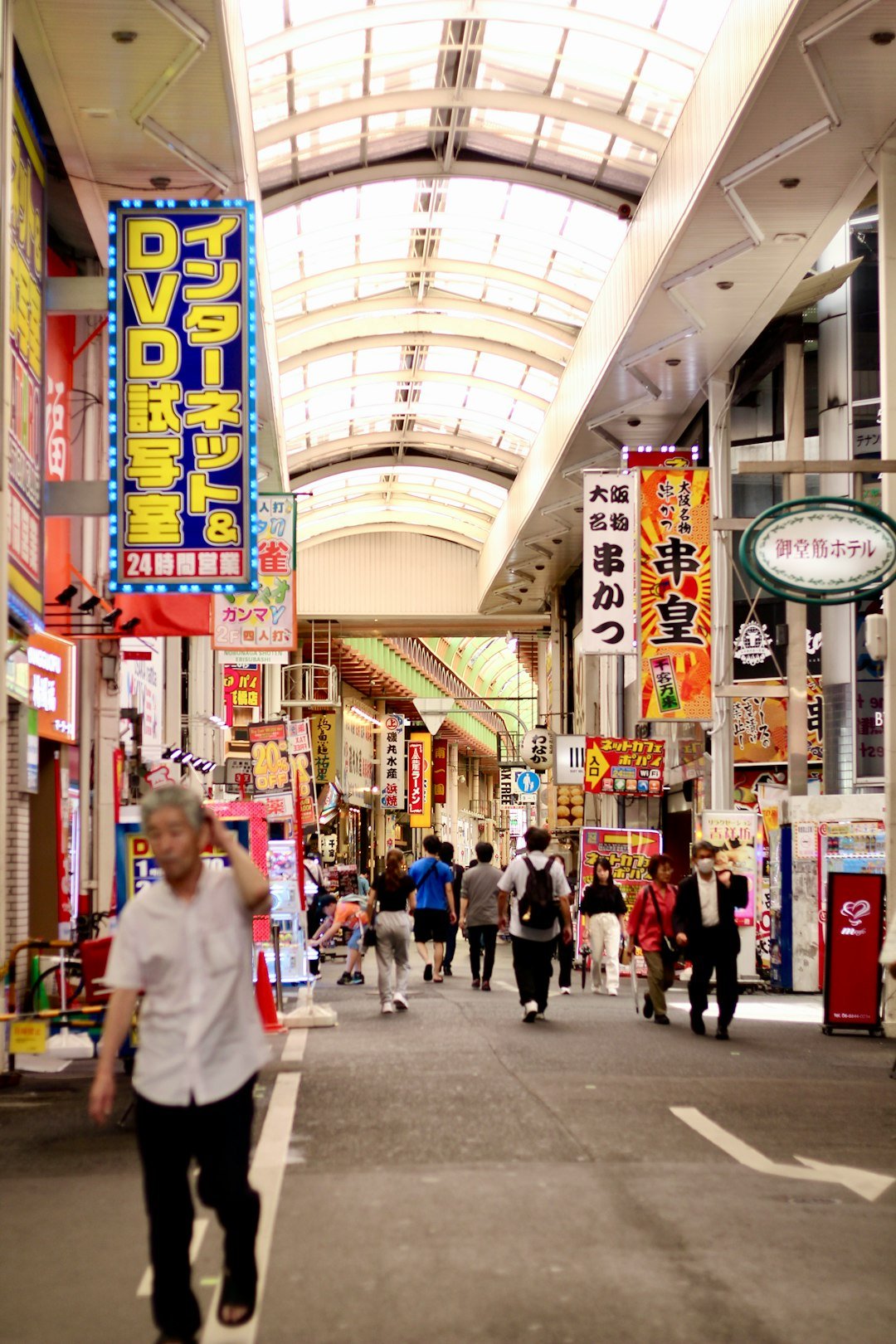 Kapalı Japon alışveriş caddesinde (shotengai) yürüyen insanlar