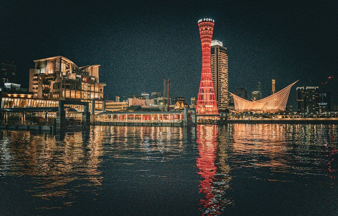Kobe limanı ve kırmızı Liman Kulesi