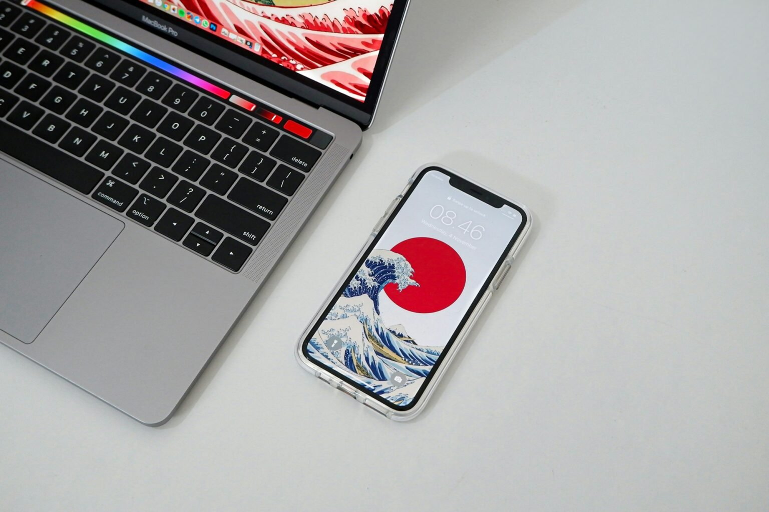 Masada bir iPhone ve dizüstü bilgisayar