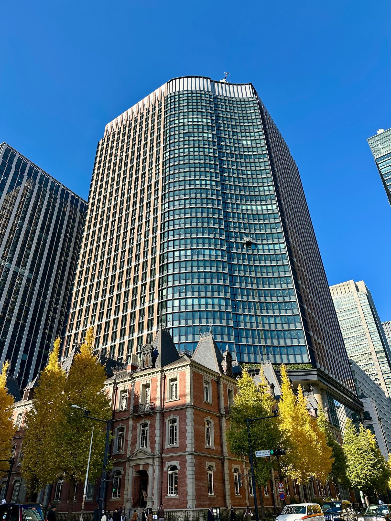 Tokyo'da tarihî bina ve modern gökdelenlerin karşıtlığı