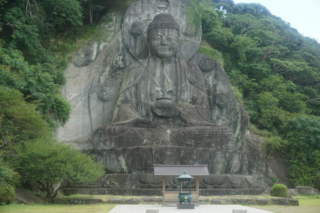 Nokogiriyama'da kayaya oyulmuş dev Buda heykeli (Nihon-ji Daibutsu), Chiba