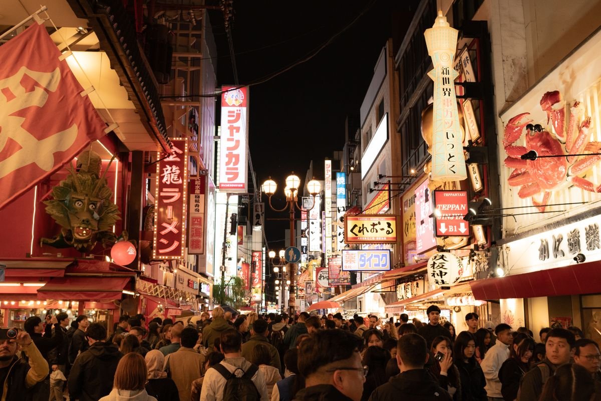 Osaka Dotonbori sokağında gece ışıkları ve yürüyenler