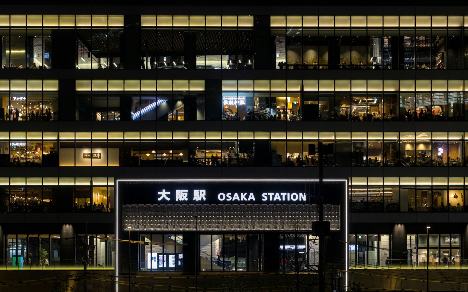 Osaka tren istasyonu gece görünümü