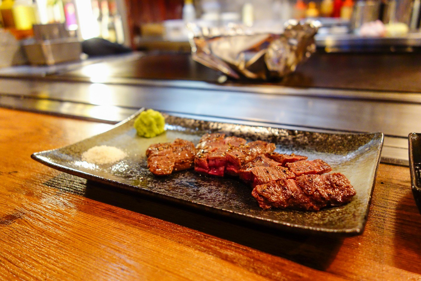Izgarada pişirilmiş dilimlenmiş wagyu eti, wasabi ve tuzla servis edilmiş