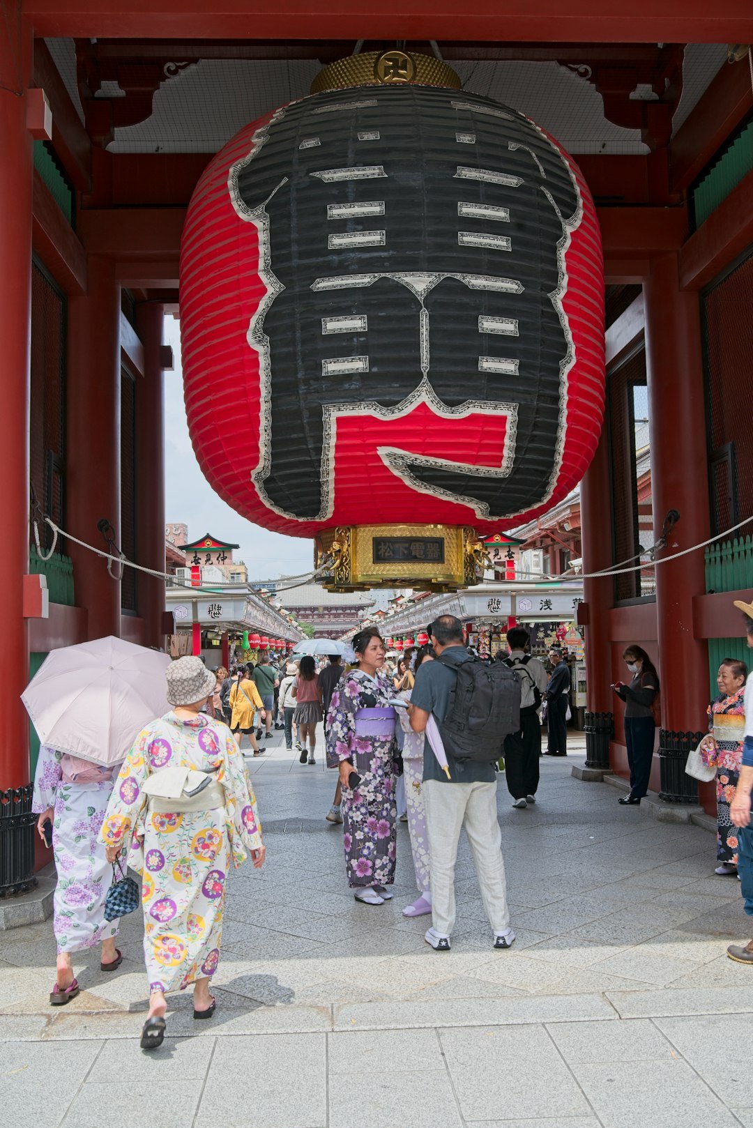 Senso-ji Tapınağı'nda büyük kırmızı fener ve kapı, geniş açı
