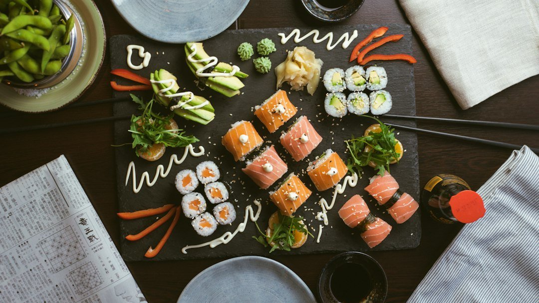 Siyah seramik tabakta sushi