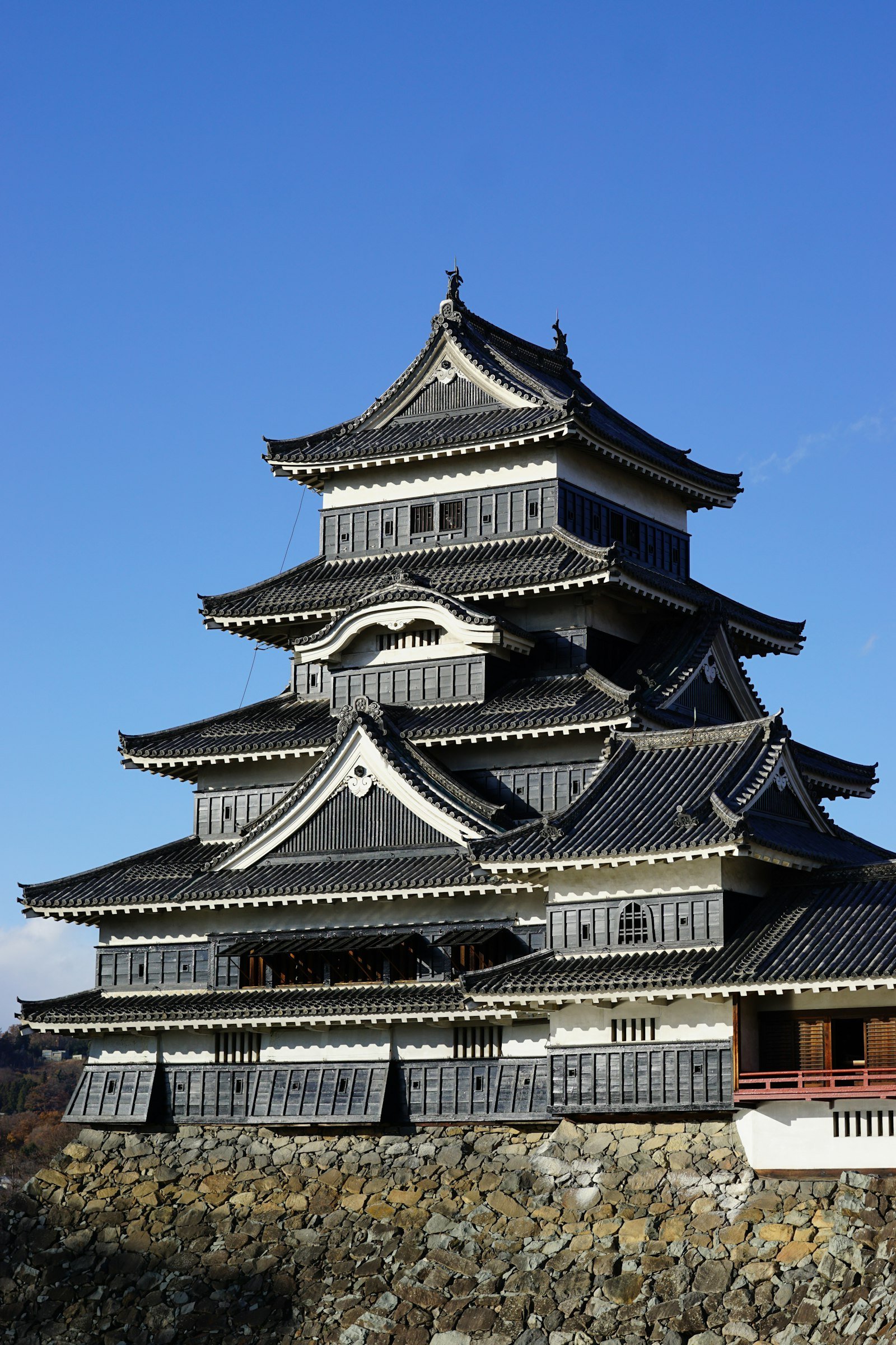 Taş duvar üzerinde yükselen Japon kalesi