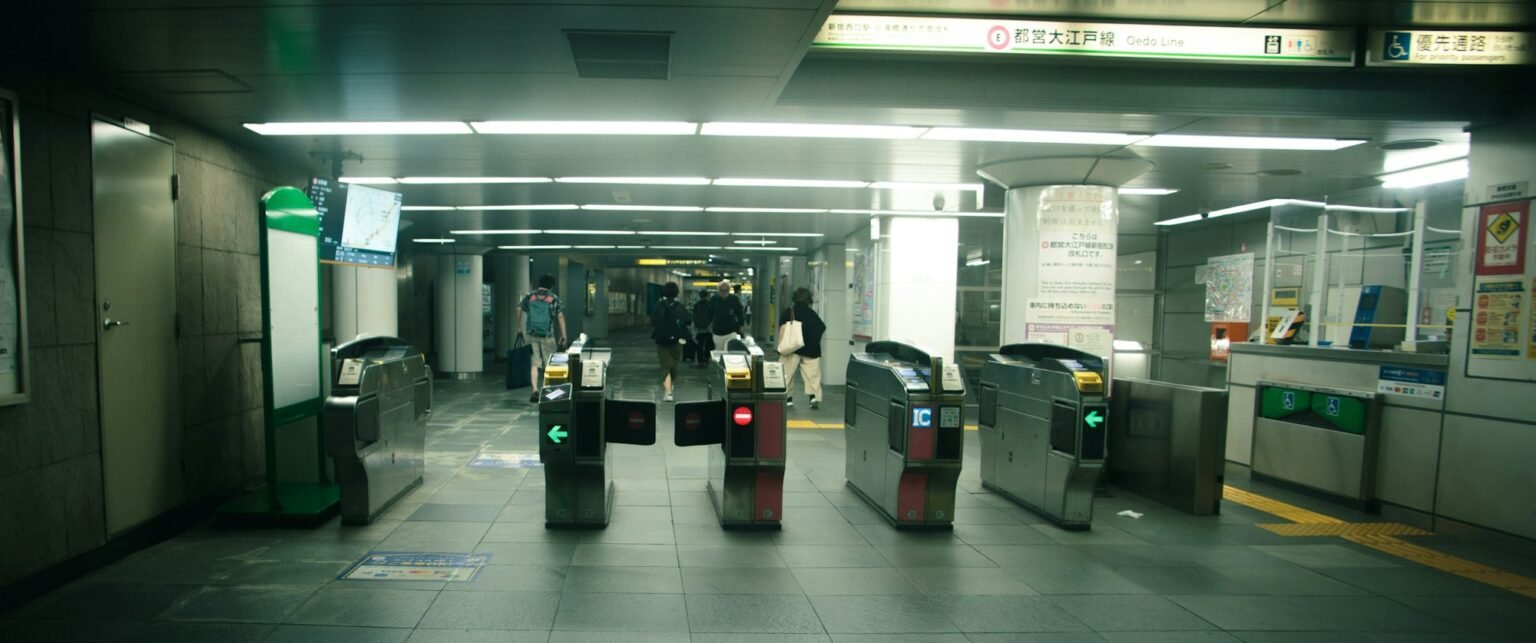 Tokyo'da bir istasyonda IC kart okuyuculu turnikeler