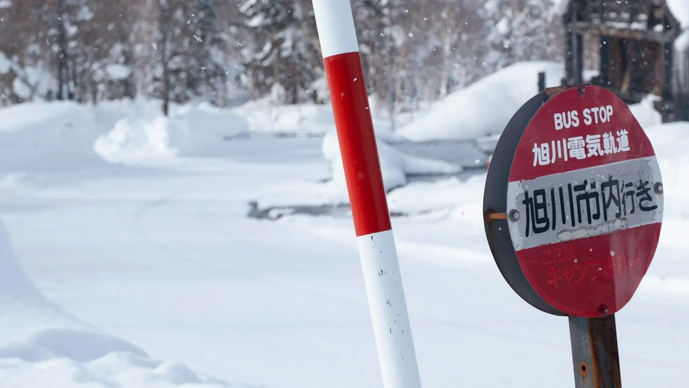 Asahidake Onsen otobüs durağı tabelası kar içinde