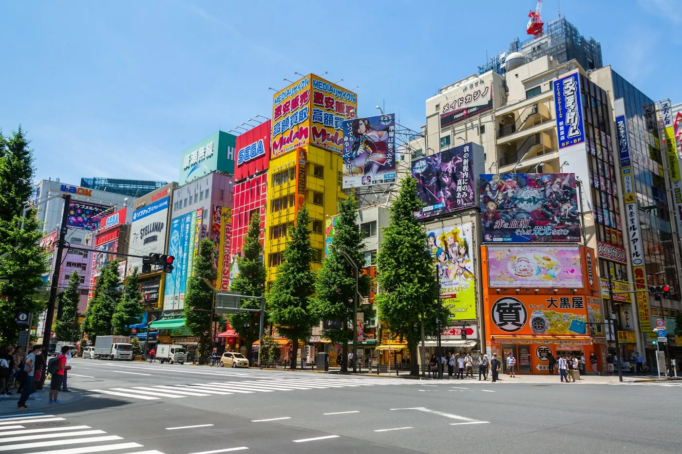Gündüz Akihabara kavşağı ve renkli binalar