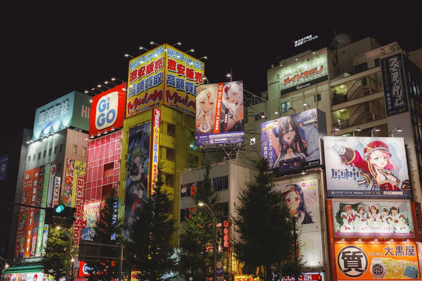 Geceleyin ışıklı Akihabara caddesi