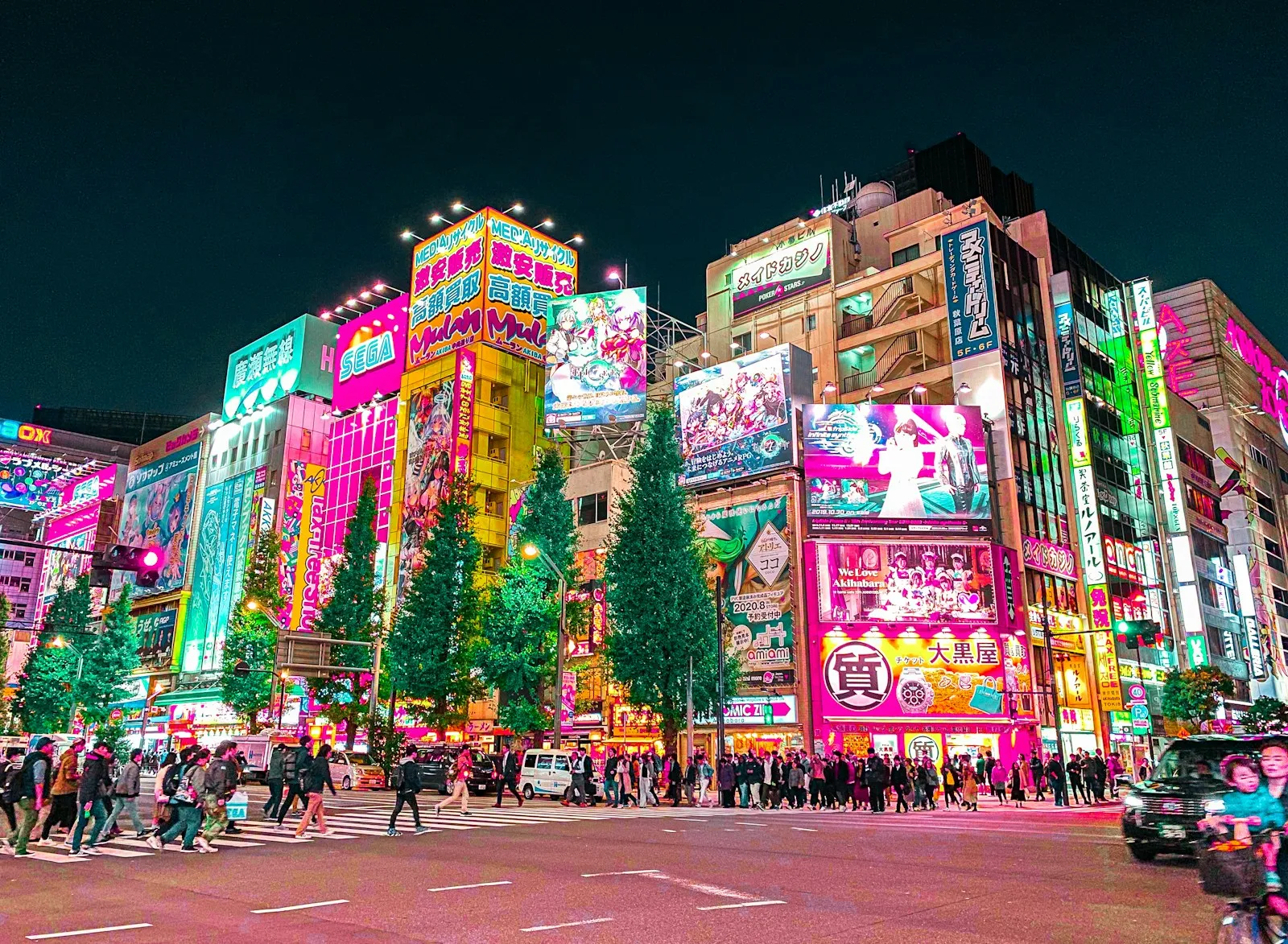 Gece Akihabara'nın neon ışıklı kavşağı