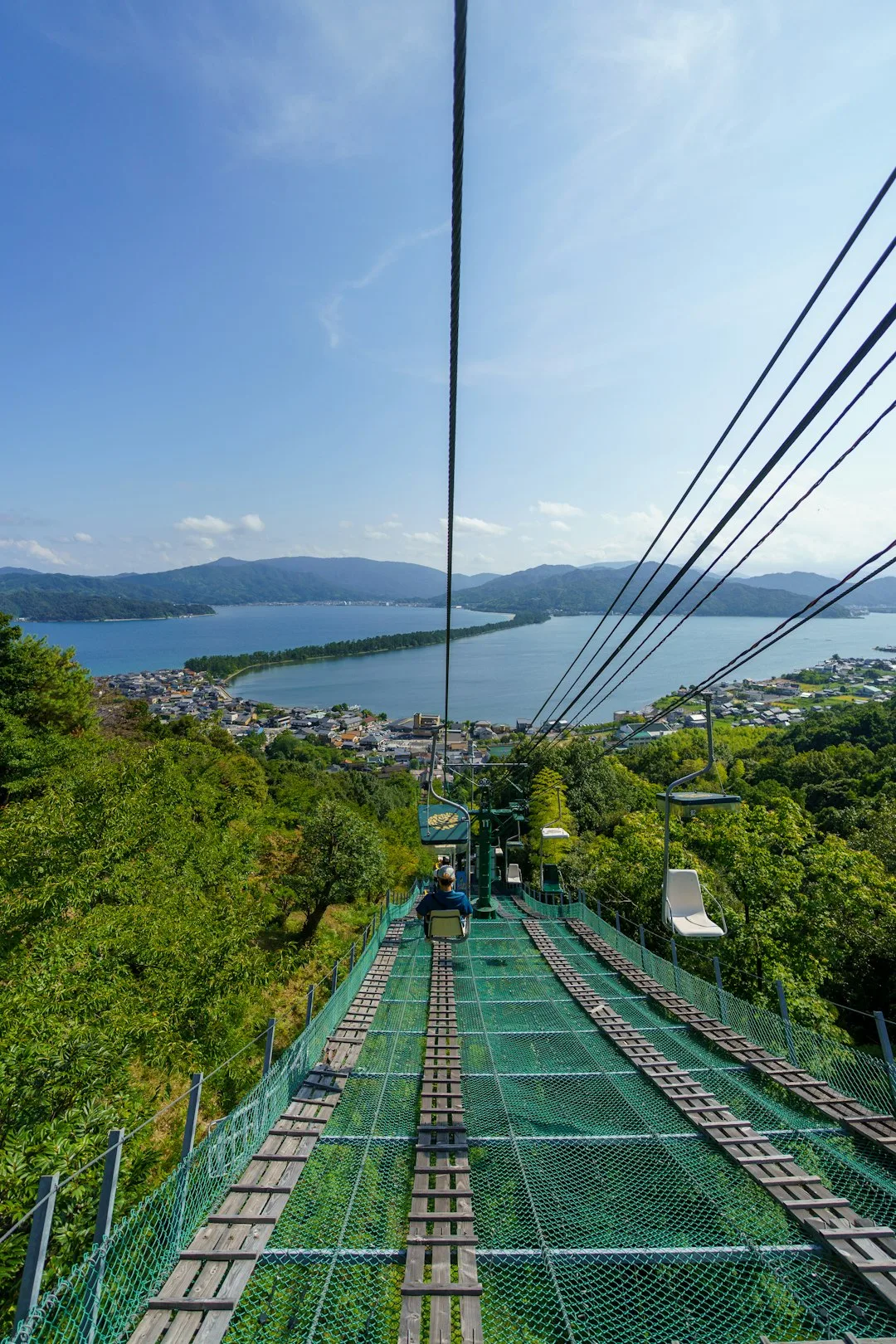 Amanohashidate kum şeridi ve körfez, seyir tepesindeki teleferik hattından bakış