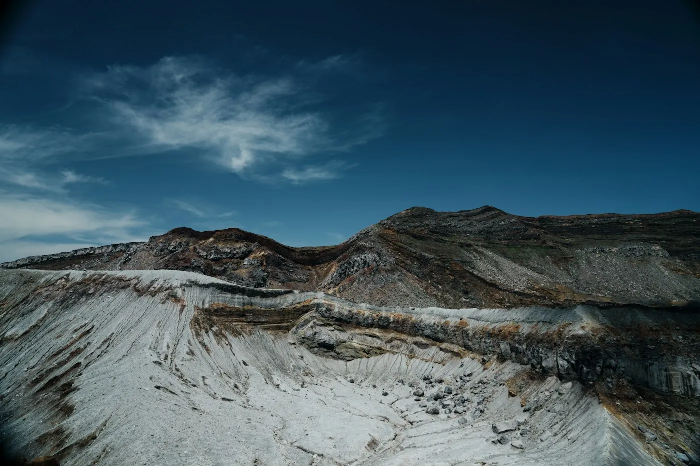 Krater kenarında kül tabakası