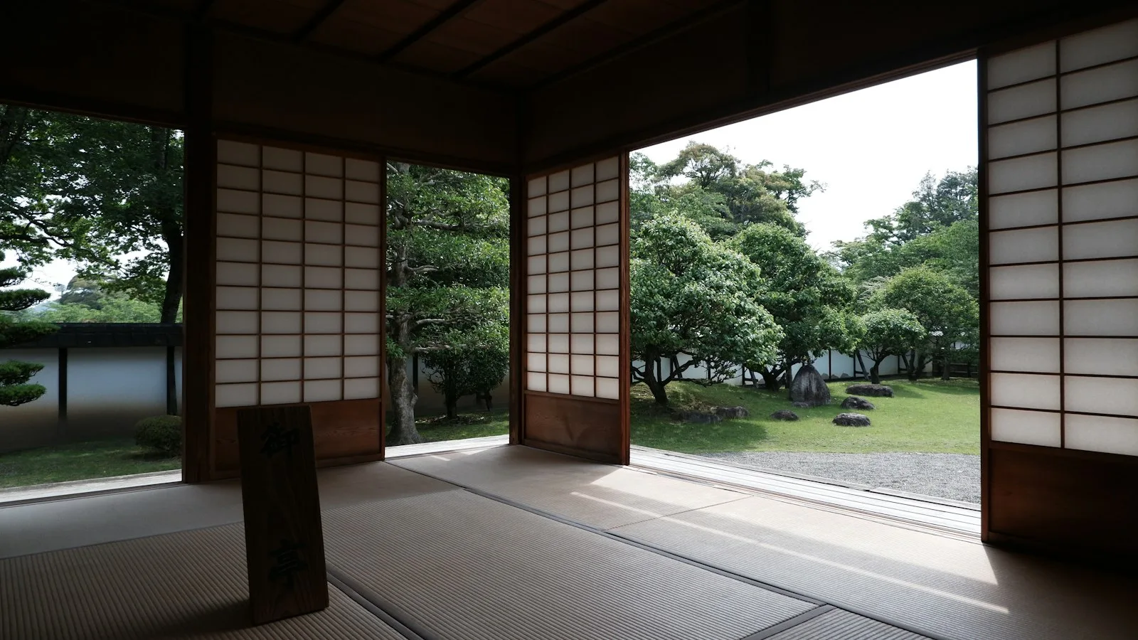 Bahçeye açılan tatami zeminli geleneksel Japon odası