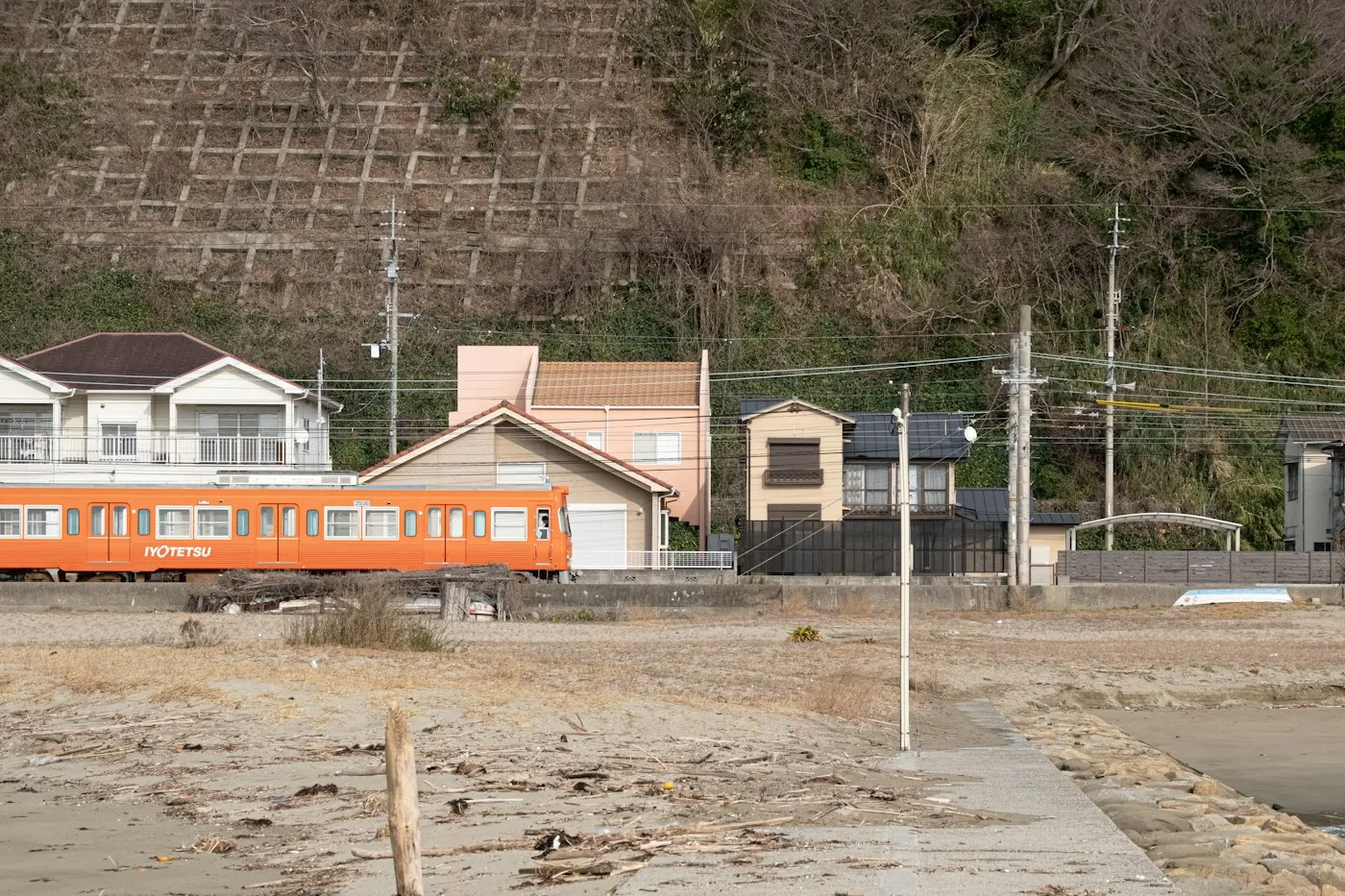 Kıyıda geçen turuncu Iyotetsu treni
